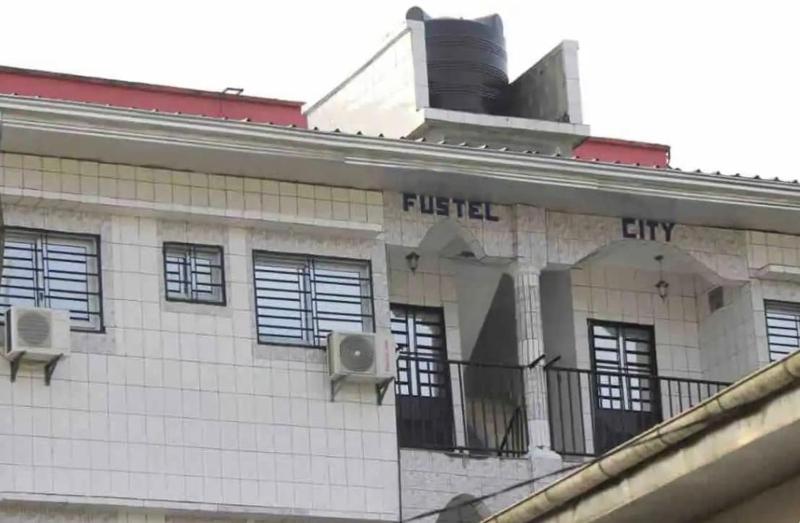 Studio A3 Fustel City Bonamoussadi Santa Lucia Wifi Chaines TV gardien - image 3