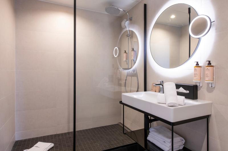 Privilege Room with 1 Double Bed image 2