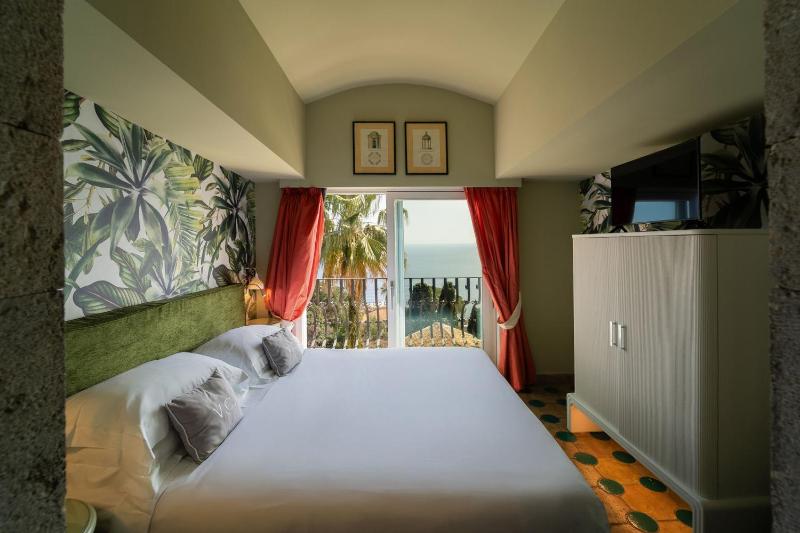 Deluxe Double or Twin Room with Sea View image 4