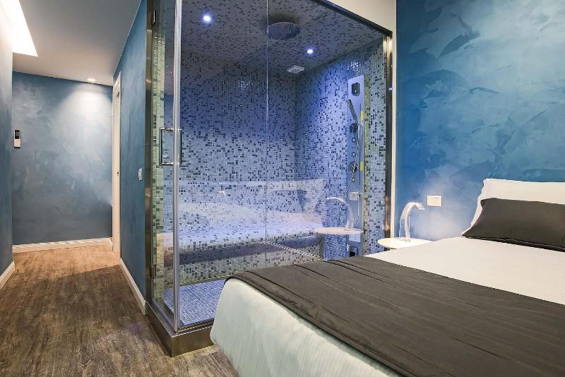 Suite with Spa Bath image 3