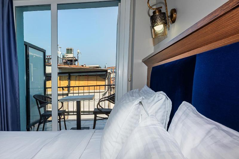 Double Room with Balcony image 3