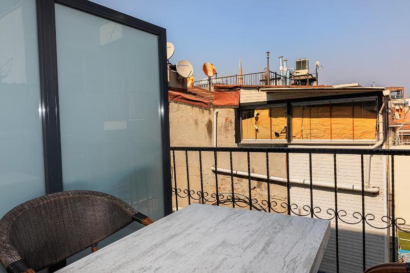 Double Room with Balcony image 2