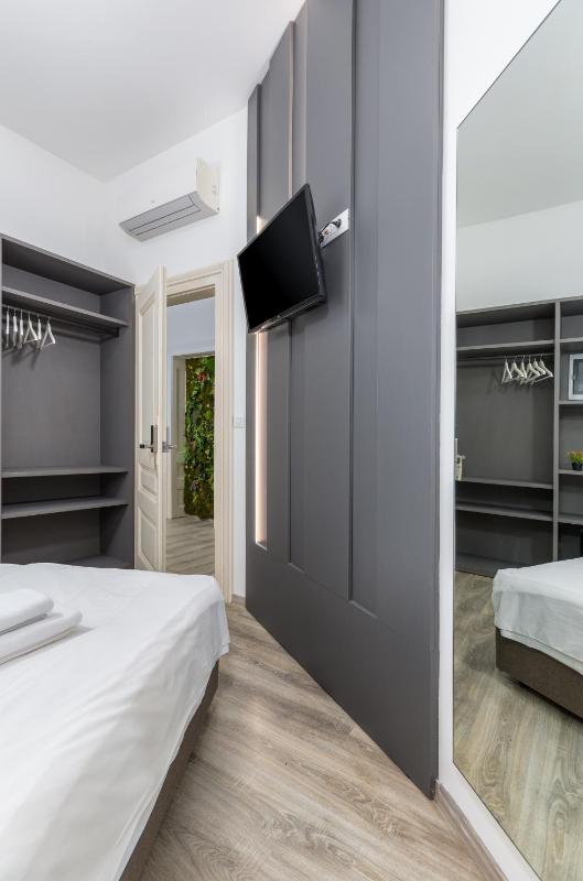 Double Room image 4