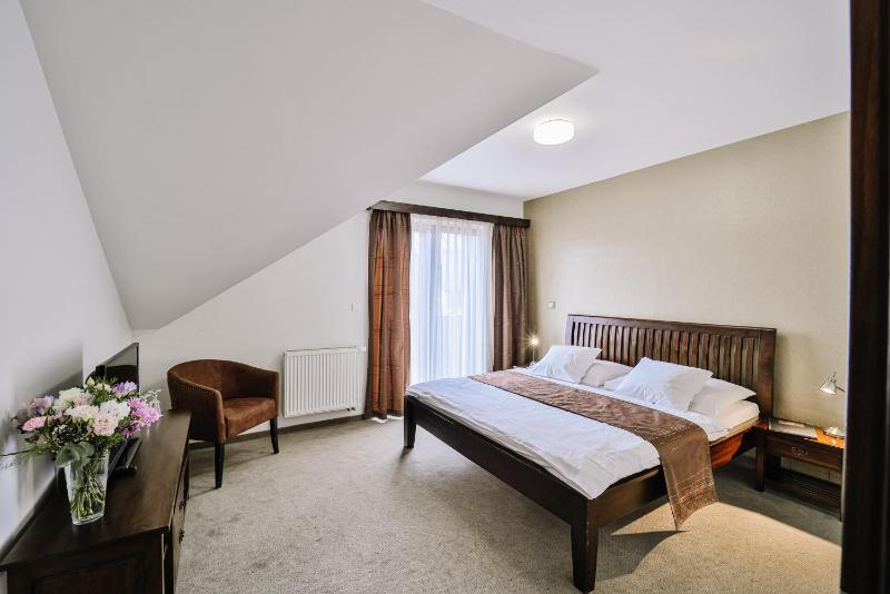 One-Bedroom Suite with Balcony image 4