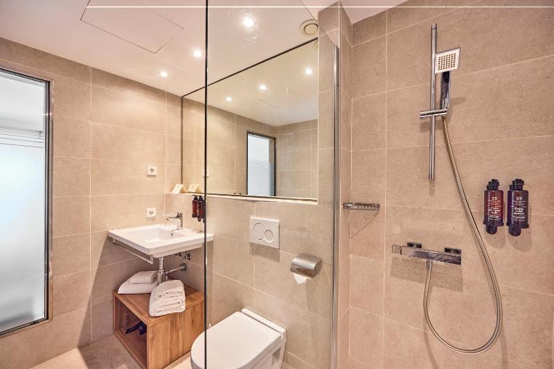 Twin Room with Balcony image 1