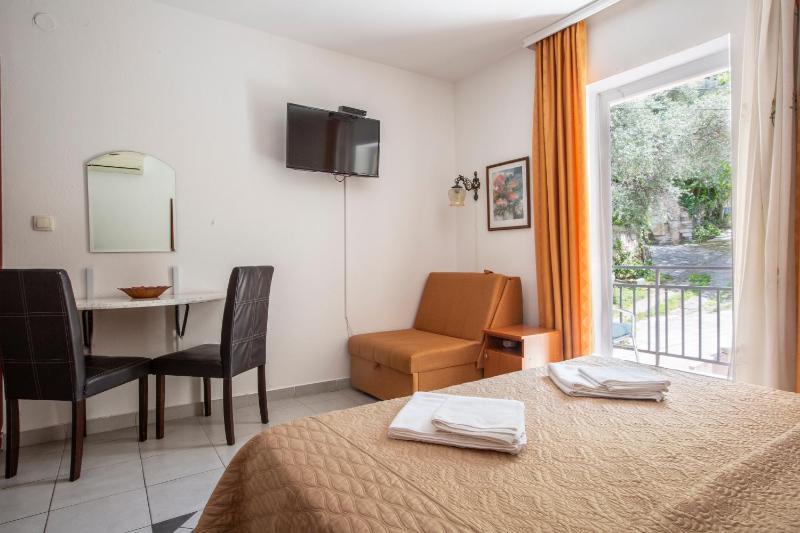 Studio Apartment with balcony (3 adults) image 4