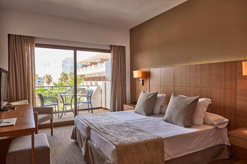 Twin Room with Balcony and side Sea View  image 4
