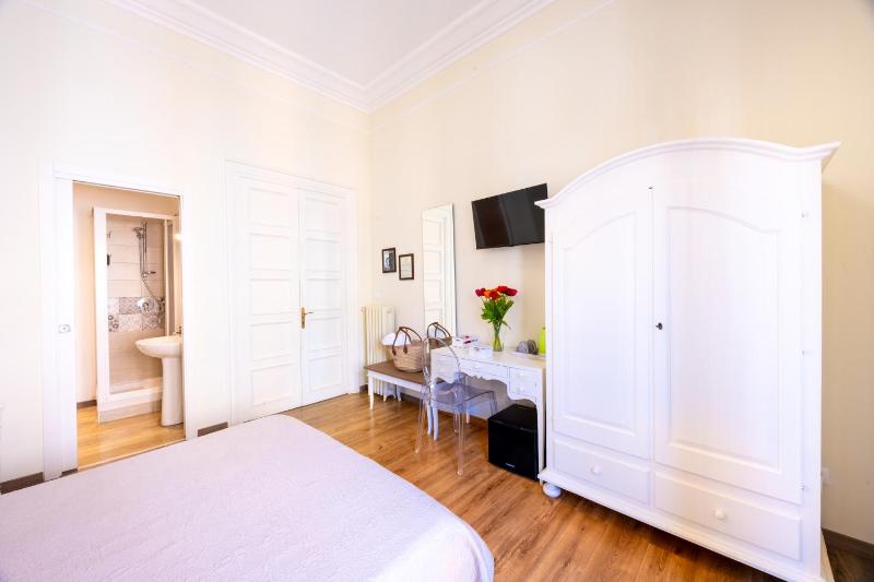 Double Room with Balcony image 4