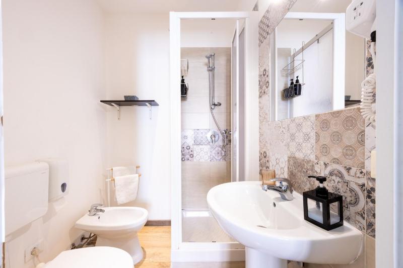 Double Room with Balcony image 2