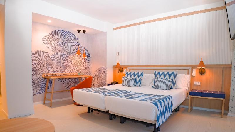 Junior Suite with Hot Tub image 1