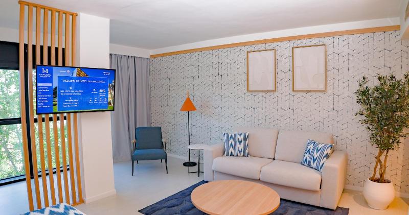Junior Suite with Hot Tub image 3