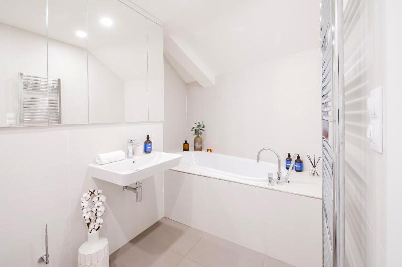 Prague Days - Two-Bedroom Maisonette with AC and Terrace with Grill in Vinohrady - image 7