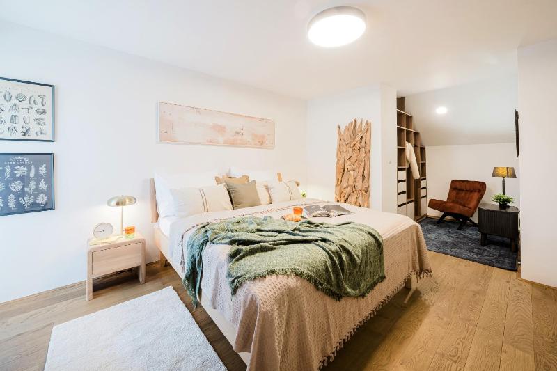 Prague Days - Two-Bedroom Maisonette with AC and Terrace with Grill in Vinohrady - image 8