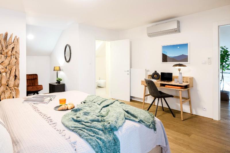 Prague Days - Two-Bedroom Maisonette with AC and Terrace with Grill in Vinohrady - image 3