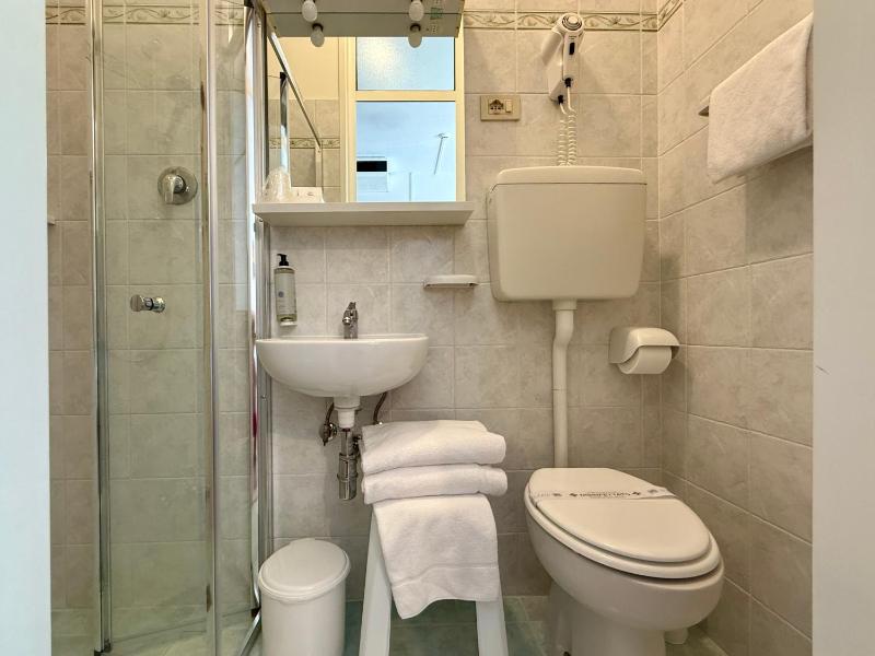 Economy Triple Room image 1