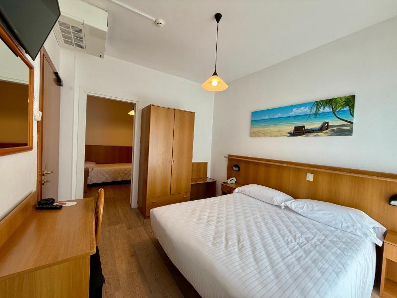 Standard Triple Room image 3