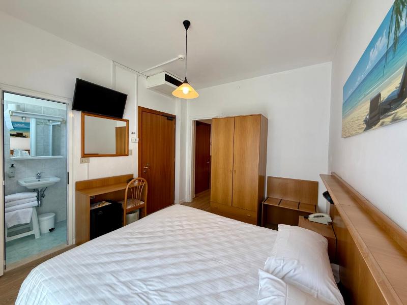 Standard Triple Room image 4