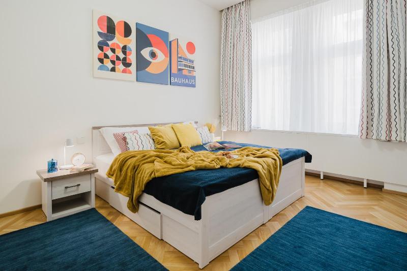 Prague Days - Two-bedroom Apartment with Parking Space and 2 bathrooms in Vinohrady - image 1