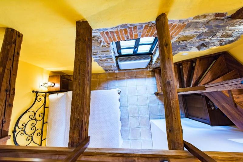 Deluxe Double Room with Balcony image 4