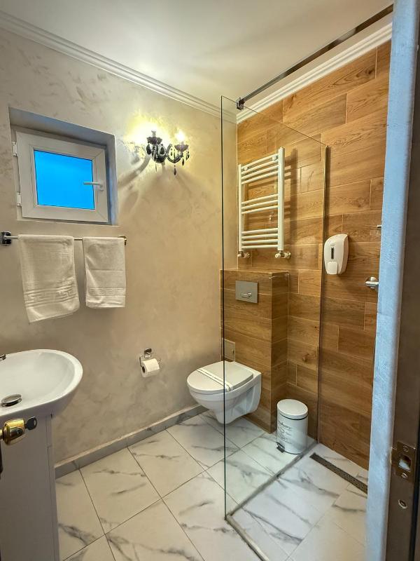 Standard Double Room image 3
