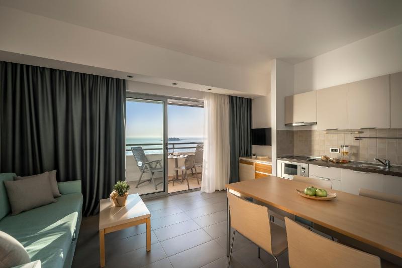 Superior One-Bedroom Apartment for 4 Adults image 3