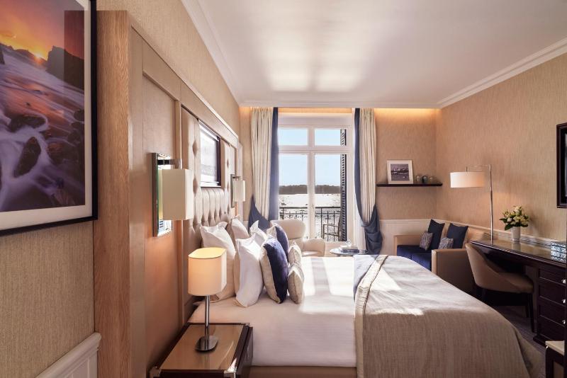 Double or Twin Room Prestige with Sea View image 4