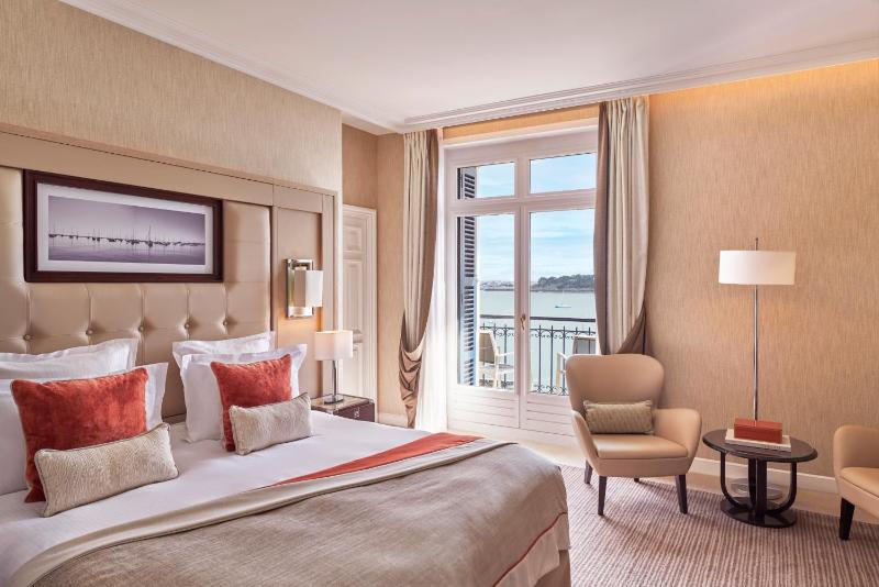 Deluxe Double or Twin Room with Sea View image 3