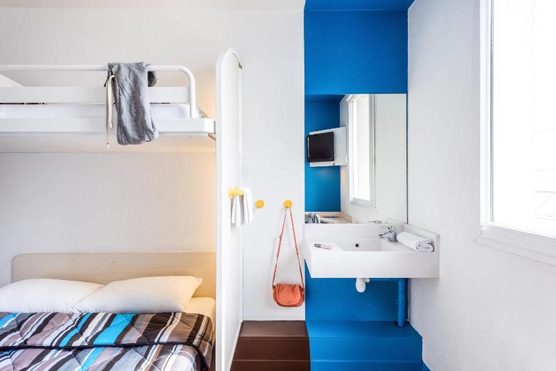 Triple Room with Shared Bathroom image 3