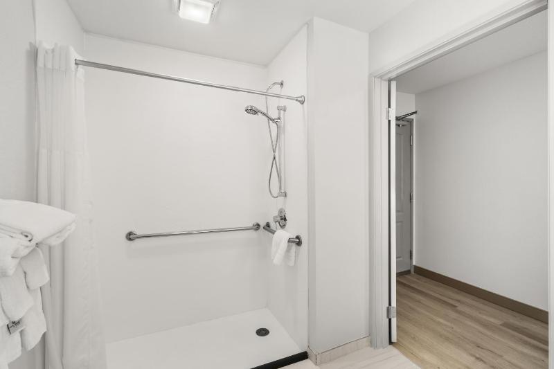 King Room with Roll-in Shower - Non-Smoking image 2