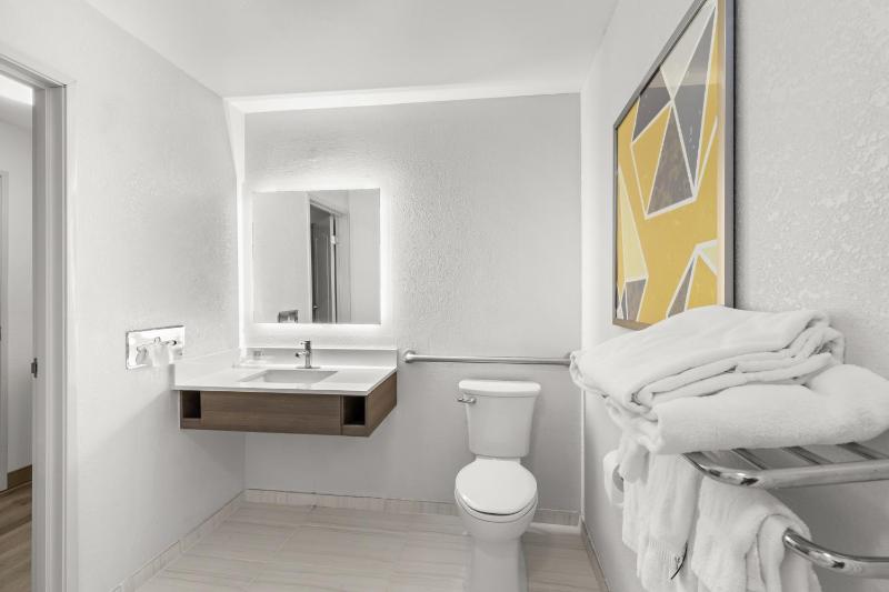 One-Bedroom King Suite - Disability Access/Non-Smoking image 4