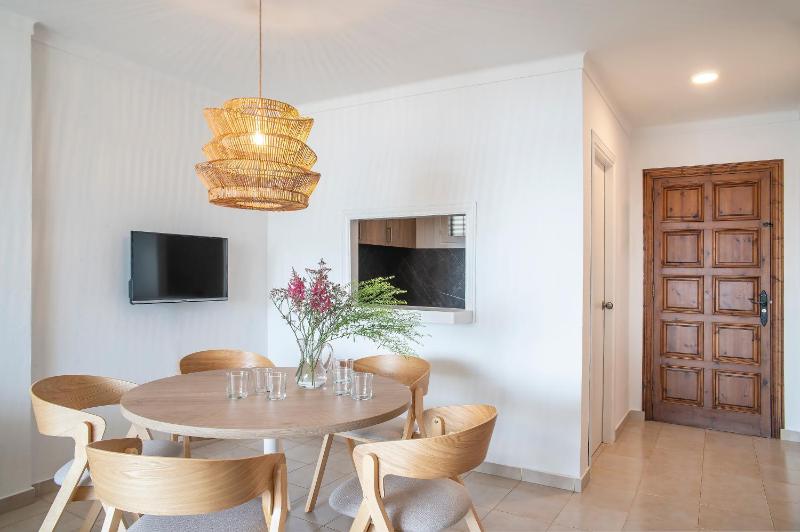  Two-Bedroom Apartment with Sea View (4 Adults + 1 Child) image 4