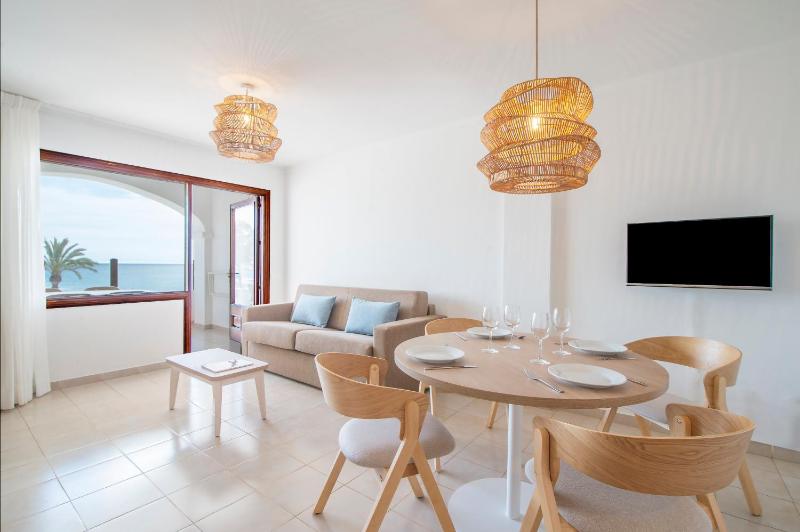 Two-Bedroom Apartment with Sea View (5 Adults) image 3