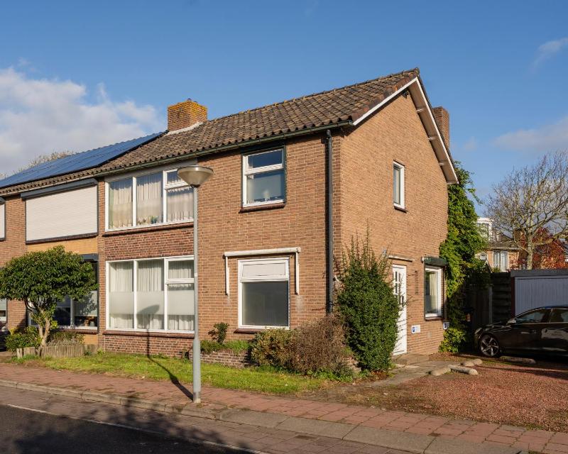 Two-Bedroom Apartment Ewout van dischoekstraat 7 ground floor image 1