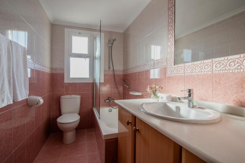 Classic One-Bedroom Apartment with Terrace image 1