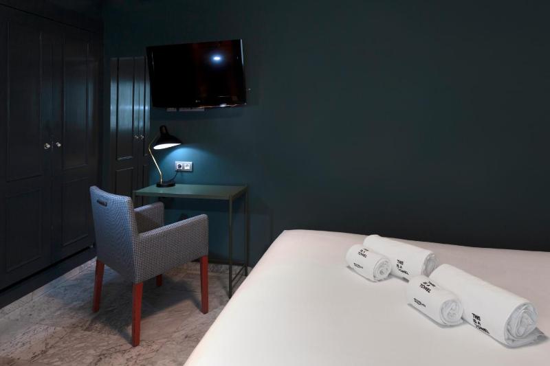 Small Double Room image 4