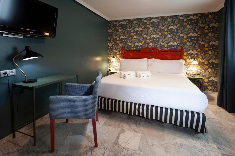 Small Double Room image 3