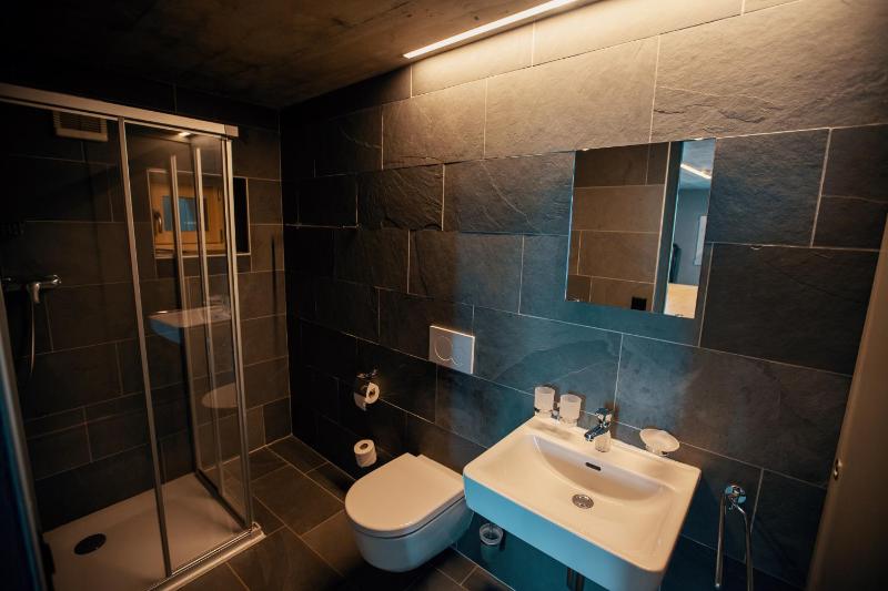 Mixed Dormitory Room image 3
