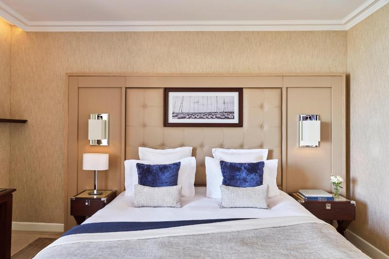Deluxe Double or Twin Room image 1