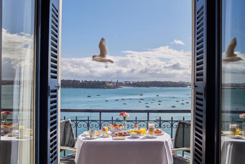 Double or Twin Room Prestige with Sea View image 3