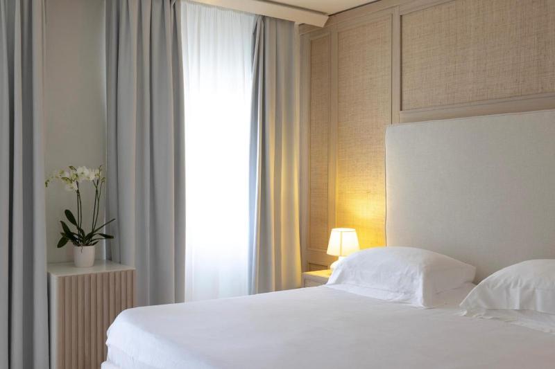Standard Double Room with Sea View image 3