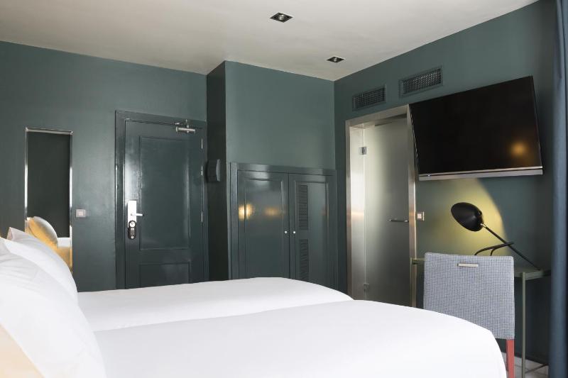 Double Room with Terrace image 4