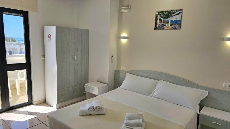 Double Room with Sea View image 1