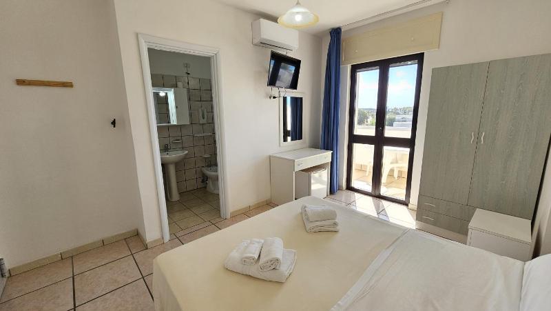 Double Room with Sea View image 3