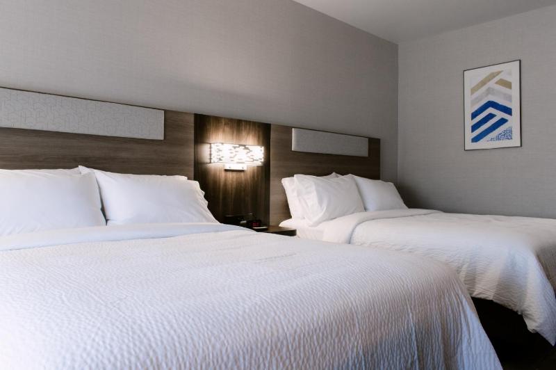 Standard Room with Two Queen Beds image 2