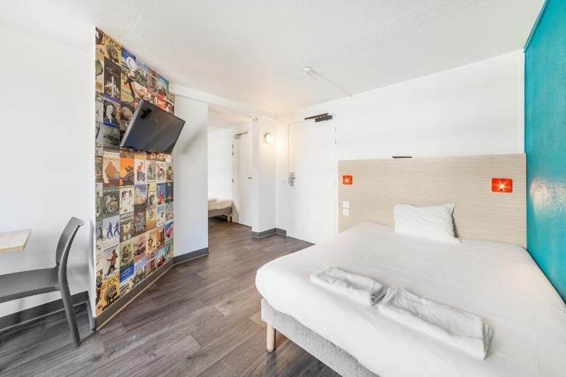 Accessible standard Room with One Double Bed and One Single Bed image 4