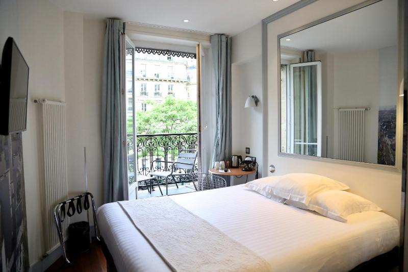 Double Room with Balcony image 2