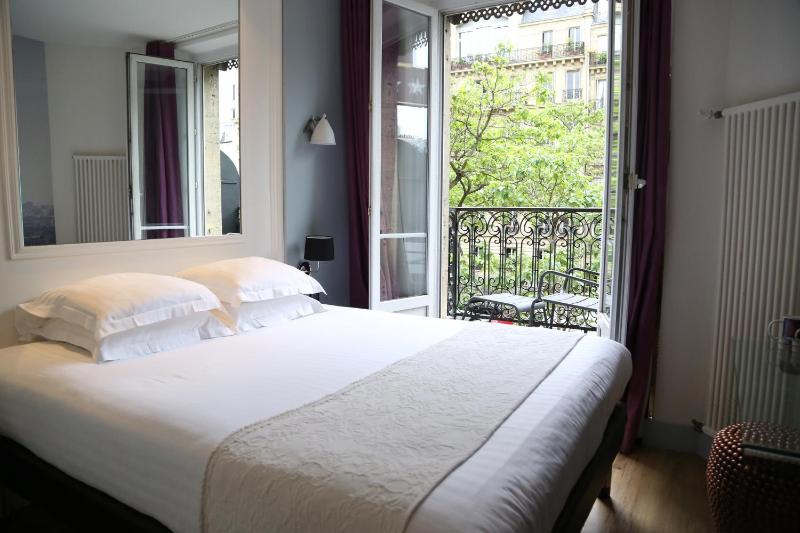 Double Room with Balcony image 3