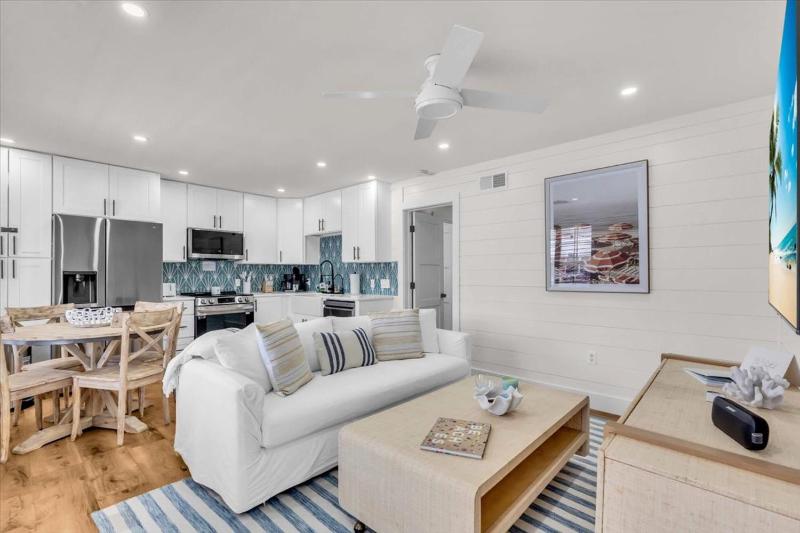 Tradewinds Cottage Completely Renovated Easy Beach & Pool Access - image 11
