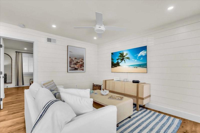 Tradewinds Cottage Completely Renovated Easy Beach & Pool Access - image 35