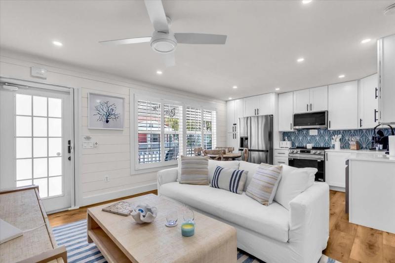 Tradewinds Cottage Completely Renovated Easy Beach & Pool Access - image 45